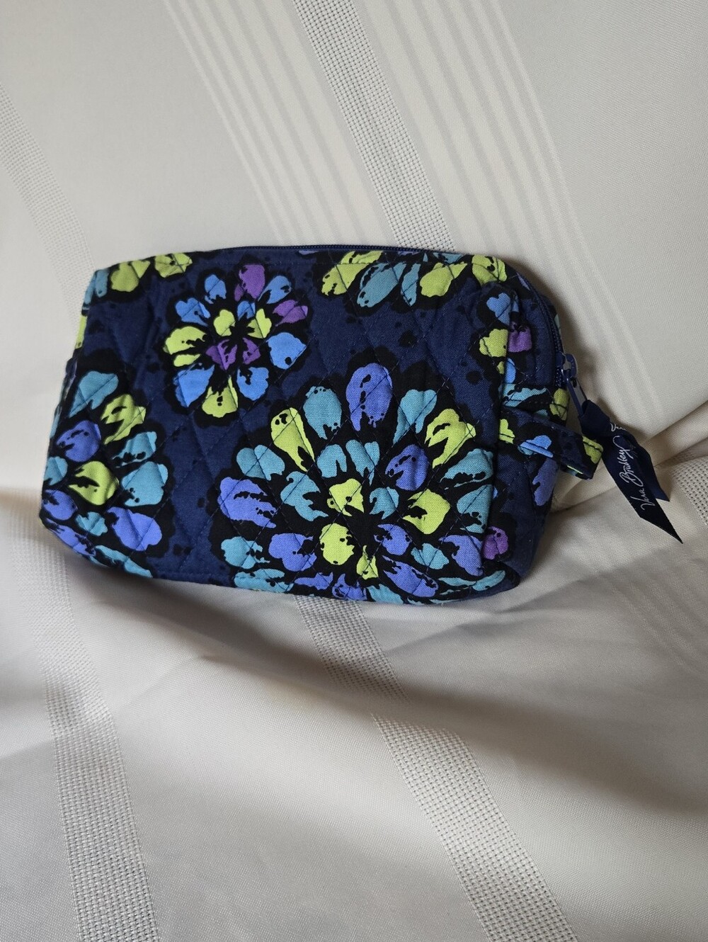 New Vera Bradley Zip Quilted Floral Cosmetic Pouch - Picture 2 of 6